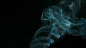 abstract rook stijgt omhoog in mooi wervelingen Aan zwart achtergrond. video