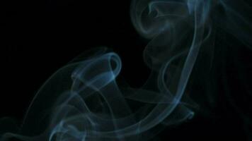 abstrait fumée monte en haut dans magnifique tourbillonne sur noir Contexte. video