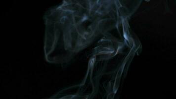 abstrakt Rauch steigt an oben im schön wirbelt auf schwarz Hintergrund. video