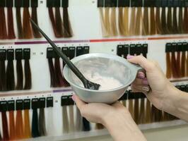 colorante de un del hombre cabello. foto