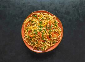espaguetis con vegetales en un plato foto