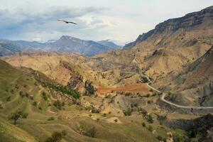 culpa en el roca. único verde montaña paisaje con verde gradas y azul nublado cielo. geológico sección, culpa en distancia. antecedentes desde no imaginable rocas foto