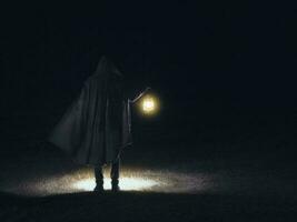 hombre en movimiento en negro ropa participación el brillante linterna en el oscuro antecedentes foto