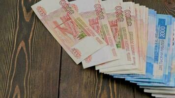 empiler de russe roubles billets de banque goutte sur en bois surface et glissement video