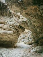 interesante rocas formando un estrecho paso en el saltinskij garganta. un único naturaleza reserva en daguestán garganta en montañas paisaje naturaleza en Rusia. foto