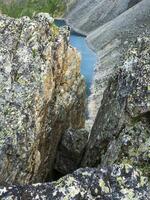 peligroso culpa en el granito roca. vertical culpa línea o fractura en el roca, erosión, un grieta en el Roca. foto