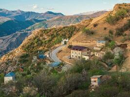 montaña pueblo en primavera. shamil portón Superior gunib en daguestán gunib fortaleza es un historia foto