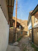 estrecho paseos de un montaña aldea. rural arcilla y Roca casas en un pueblo en kakhib. antiguo montaña pueblo en daguestán foto
