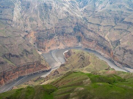 profundo cañón, geológico terreno. devanado río a el fondo de el garganta. sulak cañón, daguestán, Cáucaso, Rusia. aéreo vista. foto
