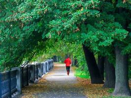 Mañana aptitud correr en el terraplén en Moscú. foto