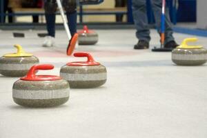 grupo de piedras para juego de curling en curling en hielo. foto