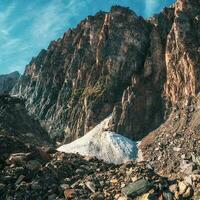 pequeño glaciar en el grande montañas. rocoso montaña Valle a el alto pared de el montañas. foto