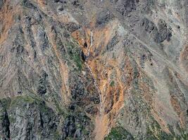 textura de montañas. aéreo ver de montaña garganta con un curvo río línea. foto