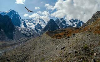 Trail along the crest of the mountain, a steep slope. photo