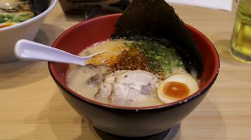 moderno estilo ramen con tonkotsu caldo servido con Delgado fideos, Cerdo barriga, y primavera cebollas, especial picante miso con suelo Cerdo y fragante ajo petróleo añadir patada a tiempos foto