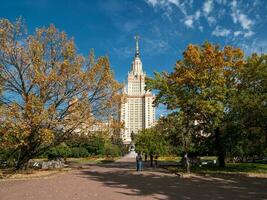 otoño ver de el lomonosov estado universidad, edificio y Turismo en Moscú. foto