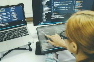 cerca arriba programador es codificación y programación software. foto