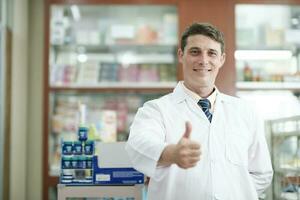 retrato de farmacéutico trabajando en farmacia. foto