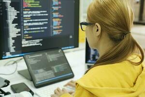 cerca arriba programador es codificación y programación software. foto