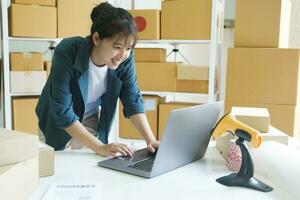 Youn female small business entrepreneur working on laptop. photo