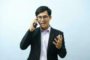 retrato de empresario hablando en teléfono. foto