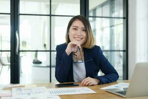 confidente asiático mujer de negocios en oficina. foto