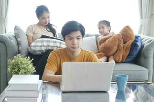 familia trabajando y estudiando en ordenador portátil en línea foto