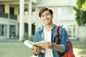 estudiante en pie al aire libre y participación libros. foto