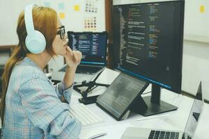 joven mujer cubierta su cara con el estrés de trabajo codificación y programación software. foto