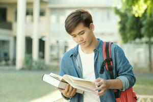 estudiante en pie al aire libre y participación libros. foto