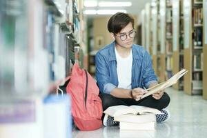 estudiante sentado y estudiando a biblioteca. foto