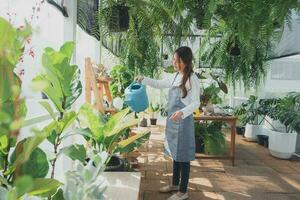 hogar jardinería, amor de plantas y cuidado. pequeño negocio. foto