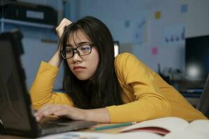 mujer joven que trabaja en la computadora portátil en la oficina foto