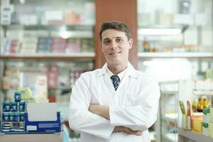 retrato de farmacéutico trabajando en farmacia. foto