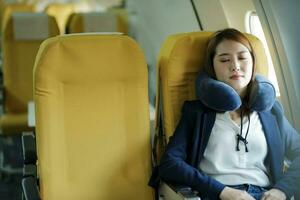 mujer de negocios descansando en avión. foto