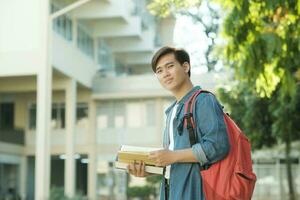 estudiante en pie al aire libre y participación libros. foto