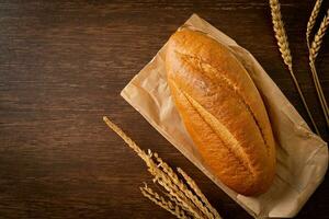 pan baguette francés recién horneado foto
