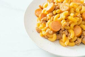 macarrones con salchicha y carne de cerdo picada foto