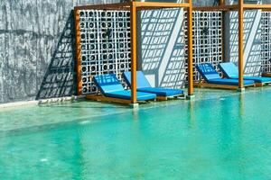 pool bed around swimming pool photo