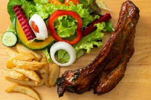 costillas de cerdo a la barbacoa con verduras foto