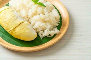 arroz pegajoso durian en un plato foto