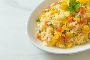 arroz frito con verduras mixtas y huevo foto