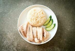 arroz con pollo hainanés o arroz al vapor con sopa de pollo foto