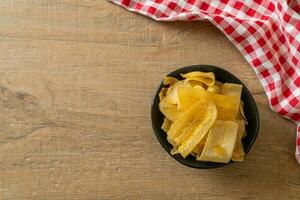 chips de plátano - plátano en rodajas frito o al horno foto