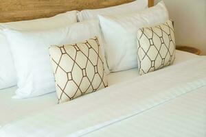 cómodas almohadas decoran en la cama foto