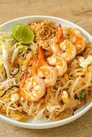 fideos salteados con camarones y brotes o pad thai foto