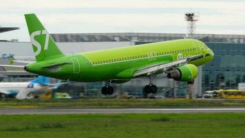 novosibirsk, ruso federación julio 15, 2022 - avión aerobús a320, real academia de bellas artes 73420 de s7 aerolíneas que se acerca antes de aterrizaje, lado vista. avión moscas. turismo y viaje concepto video