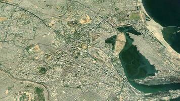 satellitare karachi carta geografica sfondo ciclo continuo. Filatura in giro Pakistan città aria filmato. senza soluzione di continuità panorama rotante al di sopra di centro sfondo. video