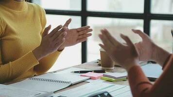 grupo de jovens empresários asiáticos colegas de trabalho criativos no escritório feliz em ser um trabalho em equipe de parceria bem-sucedida celebrando o conceito de conquista e sucesso. video