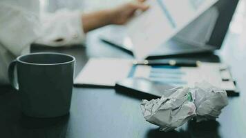 documents d'affaires, auditeur femme d'affaires vérifiant le document de recherche juridique préparer des documents ou un rapport pour analyse temps d'impôt, documents comptables données contrat partenaire traiter au bureau du lieu de travail video